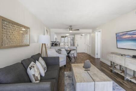 The Scallop By Brightwild-Beachfront Condo 德斯廷 外观 照片